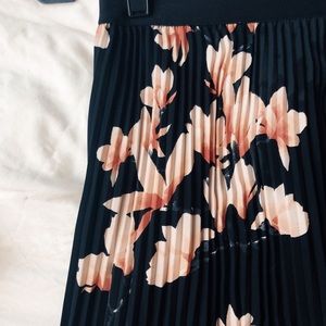 Mid-length, pleated skirt